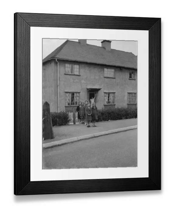 Framed Print : Mrs W E Wakefield with her daughters at the front of their home in Gravesend, Kent