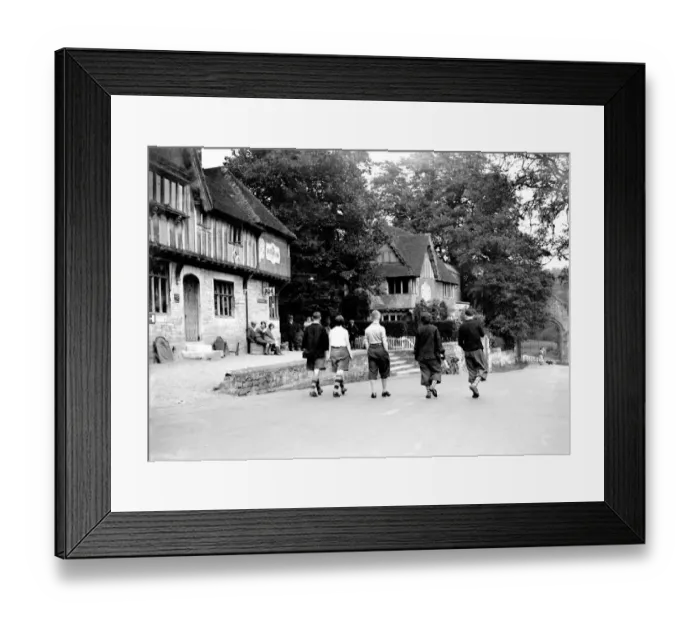 Framed Print : Ramblers in Penshurst, Kent. 1933 Framed Print : Ramblers in Penshurst, Kent. 1933