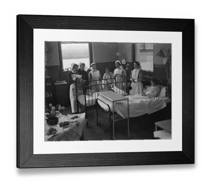 Framed Print : Christmas at the LIvingstone Hospital in Dartford, Kent. 1938