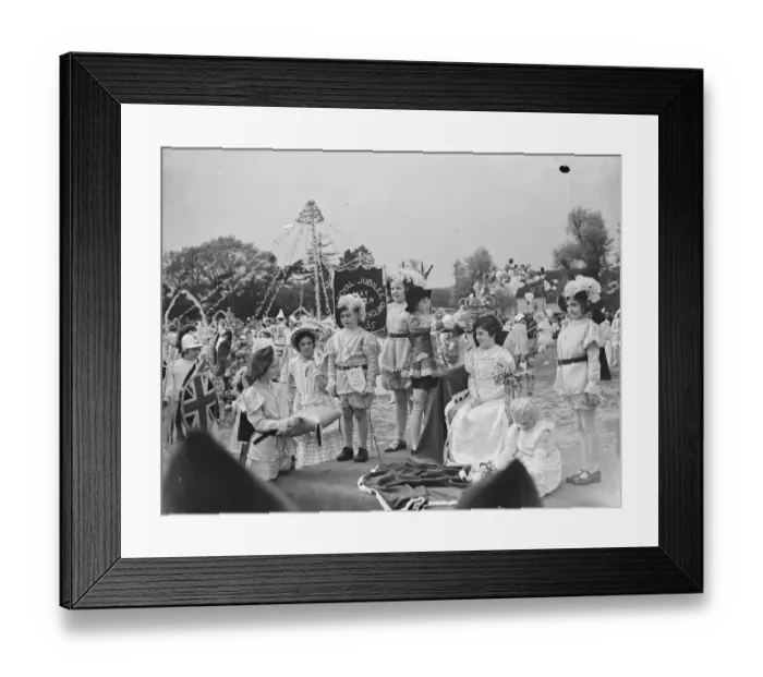 Framed Print : May Day festivities. The coronation of the May Day Queen of Chislehurst, Kent
