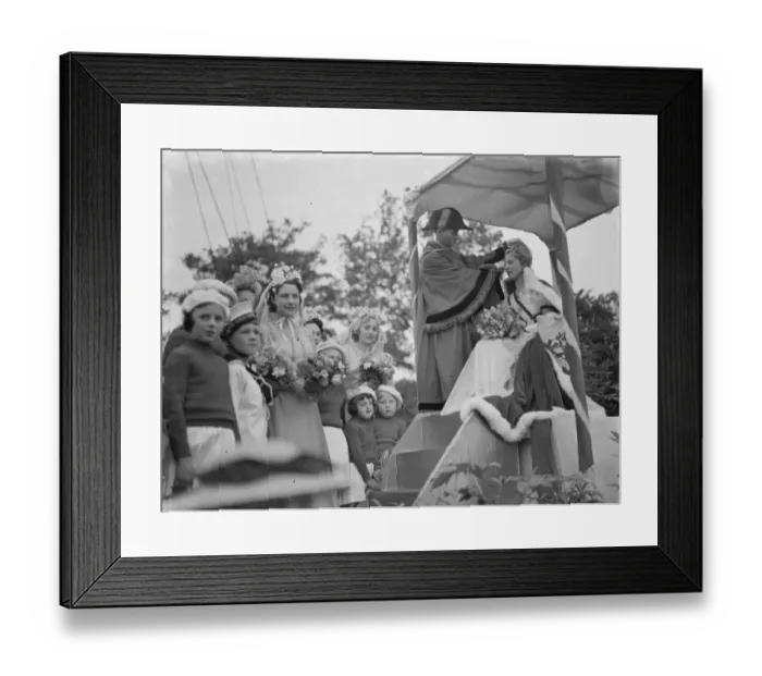 Framed Print : The Gillingham Carnival in Kent. The Mayor of Newnham crowns the carnival queen Framed Print : The Gillingham Carnival in Kent. The Mayor of Newnham crowns the carnival queen