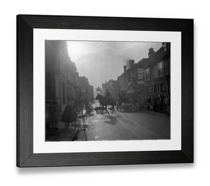 Framed Print : The hounds of the Old Surrey and Burstow Hunt in Edenbidge High Street