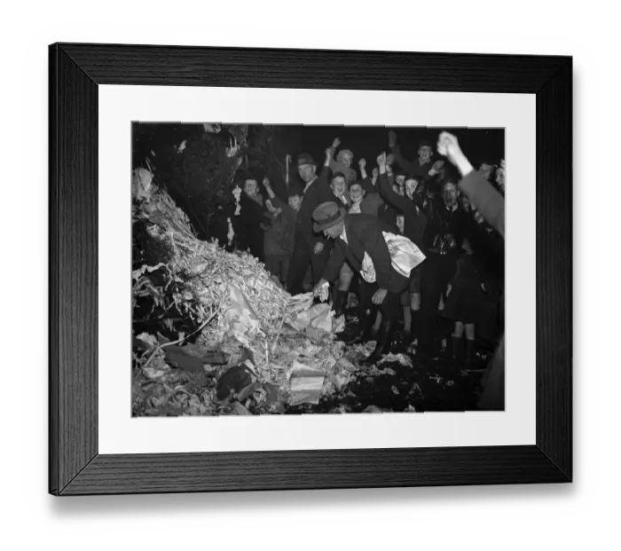 Framed Print : The crowds jubilation at the lighting of the bonfire in Chiselhurst, Kent Framed Print : The crowds jubilation at the lighting of the bonfire in Chiselhurst, Kent