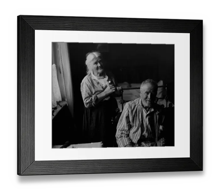 Framed Print : An elderly couple in Northcray, Kent. 1939