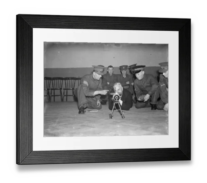 Framed Print : The Mayor operates a Lewis gun on his visit to the Dartford Territorial Army unit Framed Print : The Mayor operates a Lewis gun on his visit to the Dartford Territorial Army unit