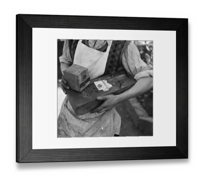 Framed Print : Block making in Wilmington, Kent. Casting a block. 27 April 1939