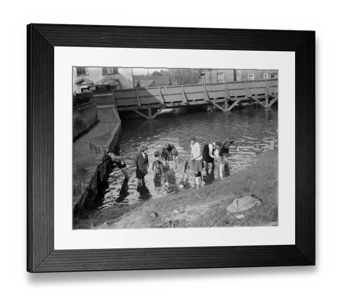 Framed Print : Children enjoying paddling and fishing for tiddlers at Bexley in Kent