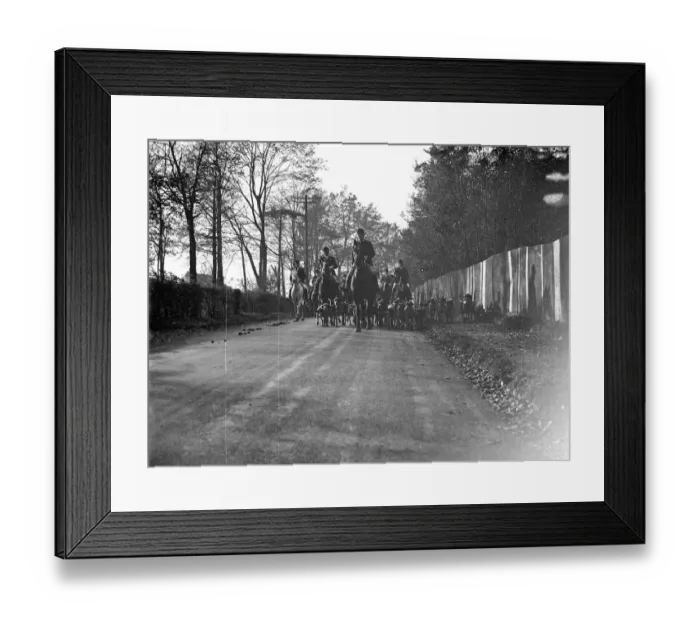 Framed Print : RA drag hunt in Keston, London. 1933 Framed Print : RA drag hunt in Keston, London. 1933