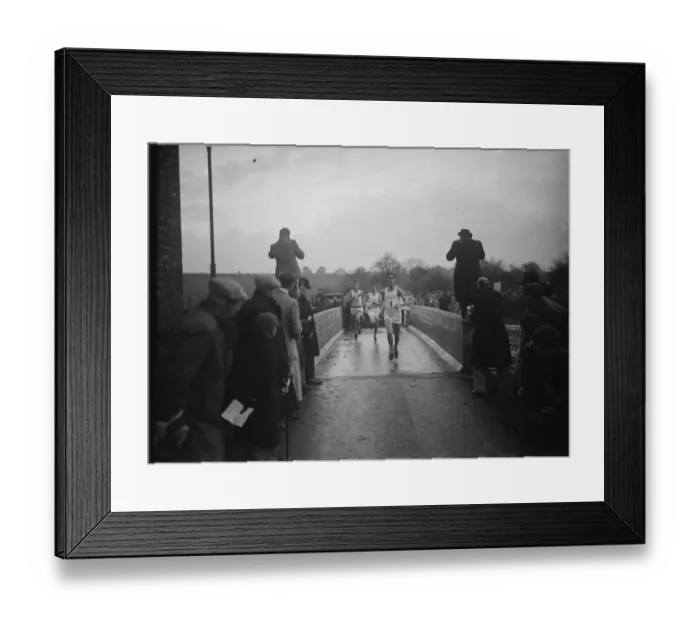 Framed Print : Runners crossing the bridge during the Oxford University versus Cambridge University Framed Print : Runners crossing the bridge during the Oxford University versus Cambridge University