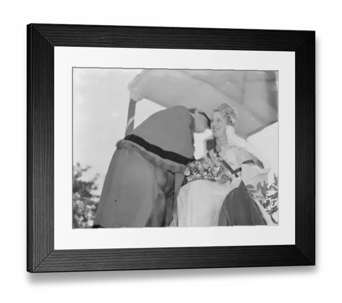 Framed Print : The Gillingham Carnival in Kent. The Mayor of Newnham crowns the carnival queen