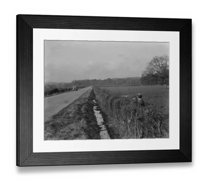 Framed Print : Farmers trim hedges by hand in Beltring, Kent. 1936 Framed Print : Farmers trim hedges by hand in Beltring, Kent. 1936