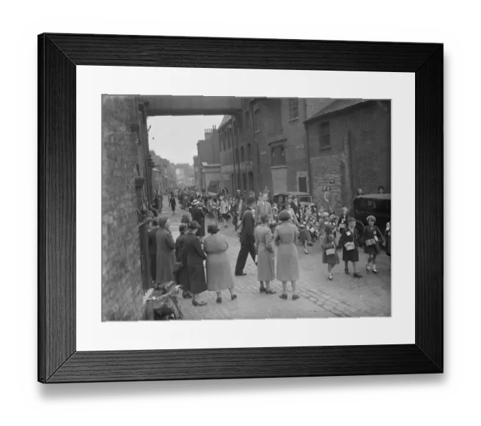 Framed Print : In response to the dangers of war the British government launched a scheme to evacuate Framed Print : In response to the dangers of war the British government launched a scheme to evacuate