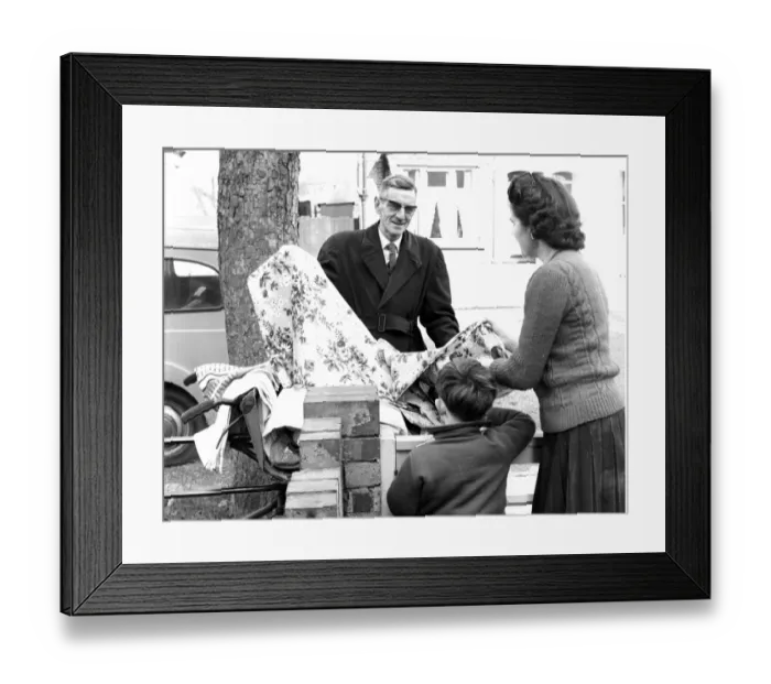 Framed Print : Pedlar John Otter (51) serving one of his customers in Gravesend -, Kent 23rd February Framed Print : Pedlar John Otter (51) serving one of his customers in Gravesend -, Kent 23rd February
