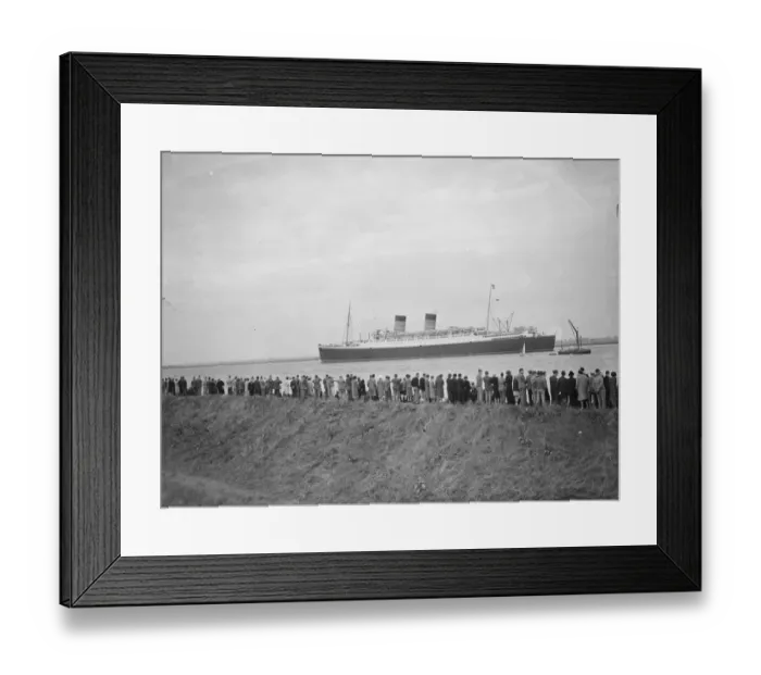 Framed Print : Crowds gather on the bank of the Thames estuary at Long Reach in Dartford, Kent Framed Print : Crowds gather on the bank of the Thames estuary at Long Reach in Dartford, Kent