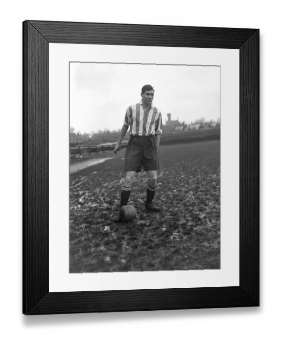 Framed Print : Fred Dell of Dartford Football Club poses with the ball at his feet Framed Print : Fred Dell of Dartford Football Club poses with the ball at his feet