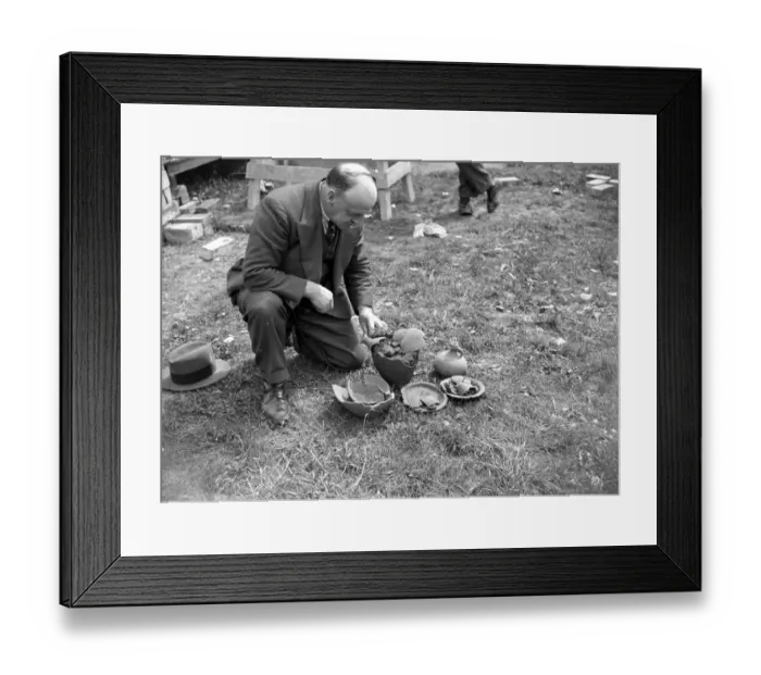 Framed Print : Pottery finds in Orpington, Kent. 1934 Framed Print : Pottery finds in Orpington, Kent. 1934