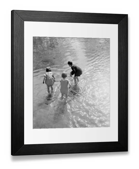 Framed Print : Young children paddle in the ford by the Eynsford humpback bridge over the River Framed Print : Young children paddle in the ford by the Eynsford humpback bridge over the River