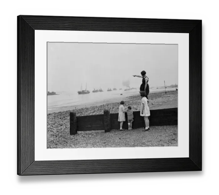 Framed Print : Children stand on the sea defences at Gravesend river front and look out over Framed Print : Children stand on the sea defences at Gravesend river front and look out over