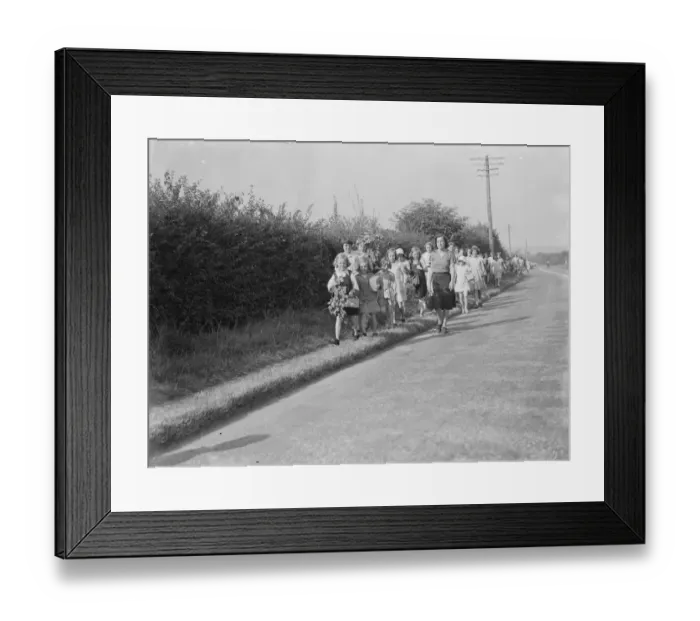 Framed Print : Evacuated children go for a ramble in Wye, Kent. 1939 Framed Print : Evacuated children go for a ramble in Wye, Kent. 1939