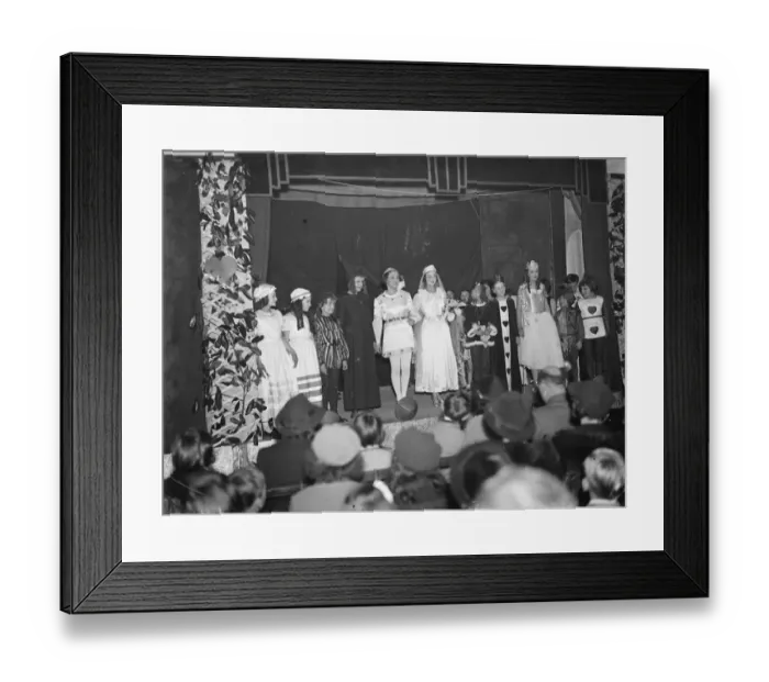 Framed Print : The Queen of Hearts pantomime performed in Dartford, Kent. 1938