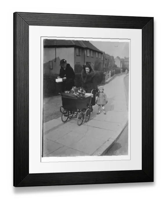 Framed Print : Delivering gas masks by pram to families in Sidcup, Kent. Mrs Topham and Mrs Boggett