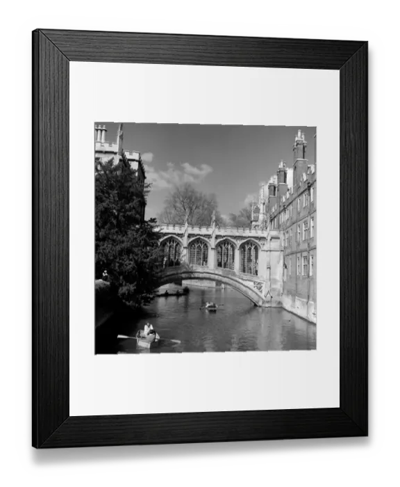 Framed Print : Boating on The River Cam at the Bridge of Sighs, Cambridge Cambridgeshire, England