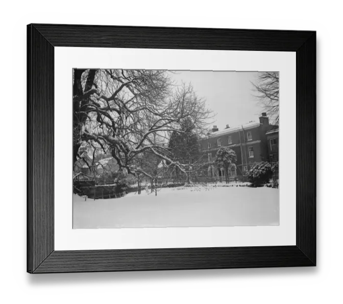 Framed Print : The Lion pub in Farningham, Kent. 1938 Framed Print : The Lion pub in Farningham, Kent. 1938