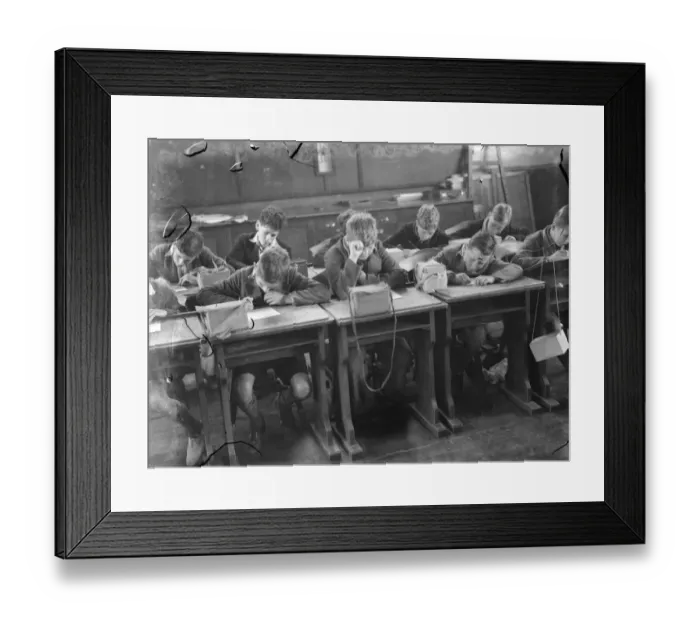 Framed Print : Children at school in Sidcup, Kent, during wartime. Here they are in a lesson