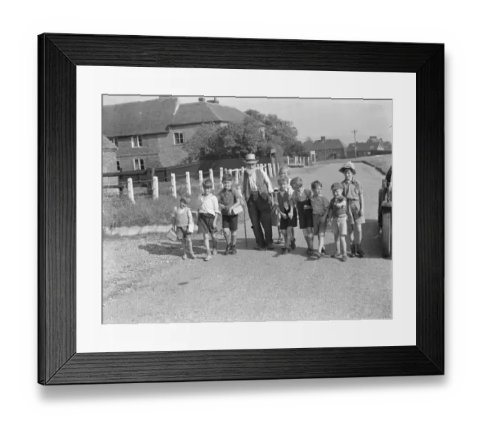 Framed Print : Evacuated children in Wye, Kent, walking down a country road. 1939 / 40 Framed Print : Evacuated children in Wye, Kent, walking down a country road. 1939 / 40