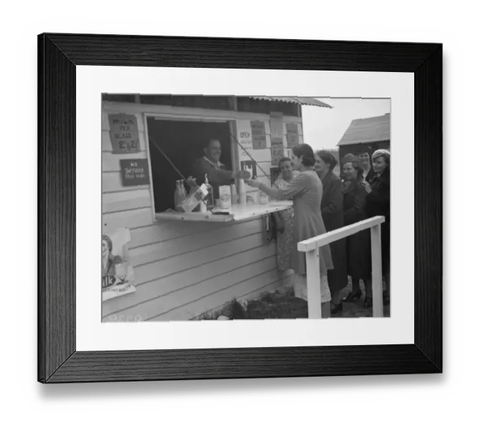Framed Print : Whitbreads hop farm in Belting, Kent. People cueing up at the onsite milk bar Framed Print : Whitbreads hop farm in Belting, Kent. People cueing up at the onsite milk bar