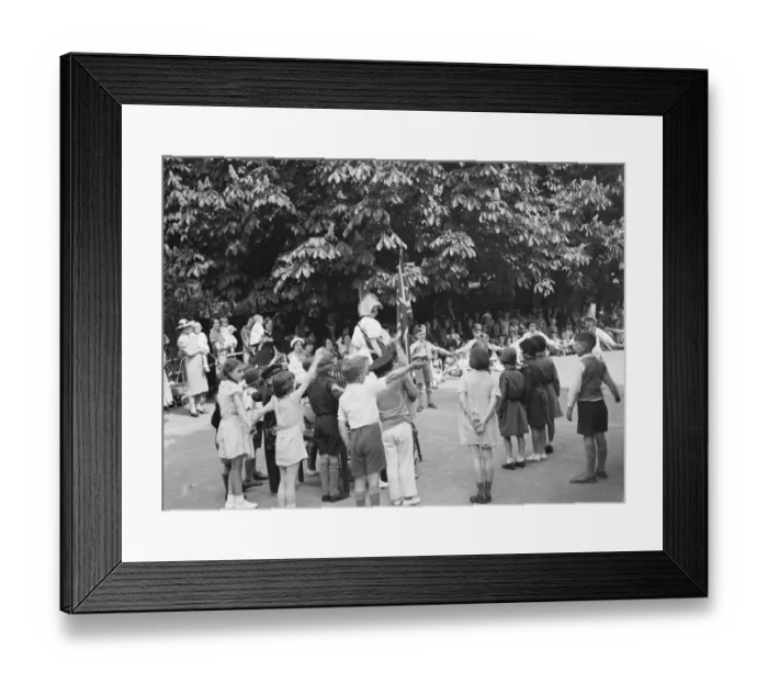 Framed Print : An Empire Day display at Dorset Road School in Mottingham, Kent. 24 May 1939 Framed Print : An Empire Day display at Dorset Road School in Mottingham, Kent. 24 May 1939