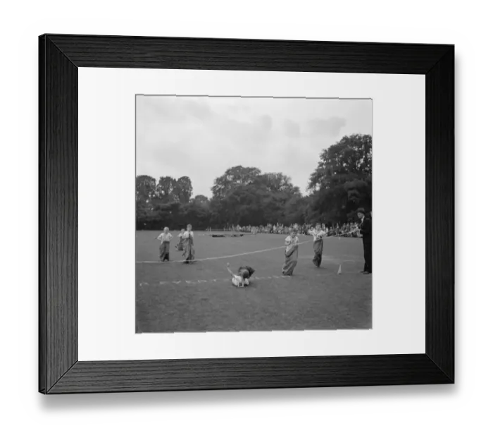 Framed Print : Sports day at Merton Court School in Sidcup, Kent. The boys sack race Framed Print : Sports day at Merton Court School in Sidcup, Kent. The boys sack race