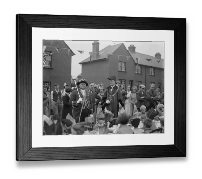 Framed Print : Coronation teas on Hawthorne Road in Dartford, Kent, to celebrate the coronation Framed Print : Coronation teas on Hawthorne Road in Dartford, Kent, to celebrate the coronation