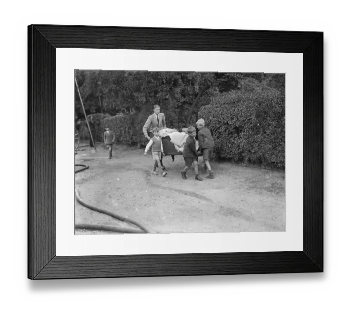 Framed Print : Firemen respond to a house fire in Chislehurst, Kent. Locals try and salvage Framed Print : Firemen respond to a house fire in Chislehurst, Kent. Locals try and salvage