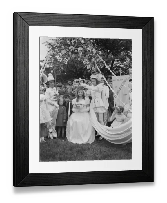 Framed Print : May Day festivities. Miss Mary Pearson the May Queen of Chislehurst, Kent, being
