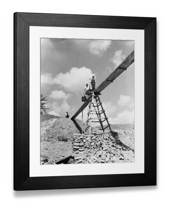 Framed Print : Quarrying Kentish ragstone in Tovil, Kent. 1936