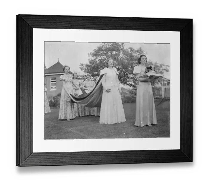 Framed Print : The Dartford Carnival Queen and her attendees. 1939 Framed Print : The Dartford Carnival Queen and her attendees. 1939