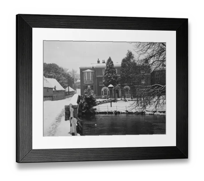 Framed Print : The Lion pub in Farningham, Kent, viewed from over the river Darent Framed Print : The Lion pub in Farningham, Kent, viewed from over the river Darent