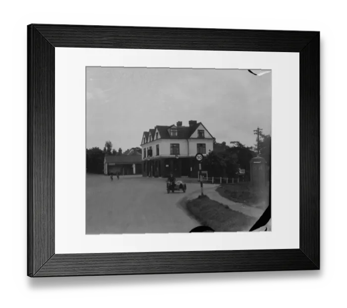 Framed Print : The Fox Inn in Keston, Kent. 1937 Framed Print : The Fox Inn in Keston, Kent. 1937