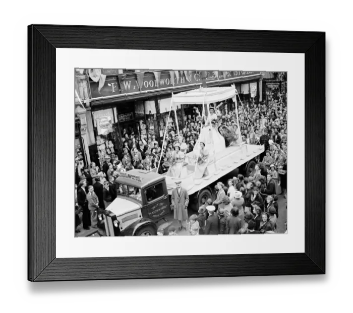 Framed Print : Erith carnival queen sitting on her throne on the back of a lorry at the procession