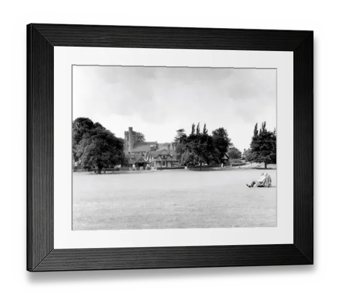 Framed Print : The village green at Leigh, Kent Framed Print : The village green at Leigh, Kent