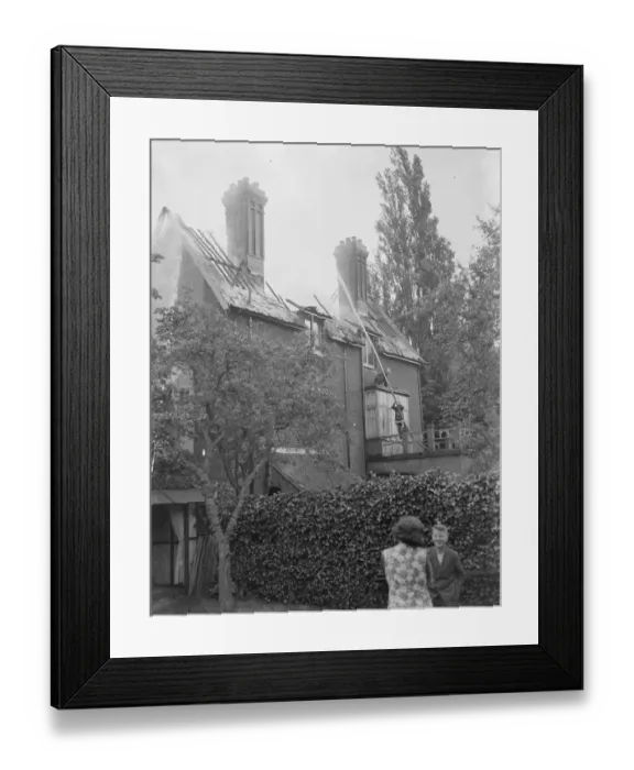 Framed Print : Firemen respond to a house fire in Chislehurst, Kent. Firemen hose water into Framed Print : Firemen respond to a house fire in Chislehurst, Kent. Firemen hose water into