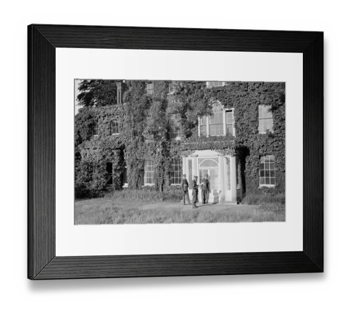 Framed Print : British soldiers at the Priory in St Mary Cray, Kent. 1939 Framed Print : British soldiers at the Priory in St Mary Cray, Kent. 1939