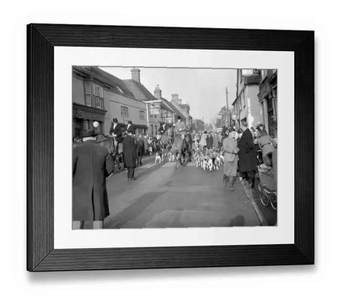 Framed Print : Old Surrey and Burstow Hunt at Edenbridge, Kent. After meeting at the first Christmas