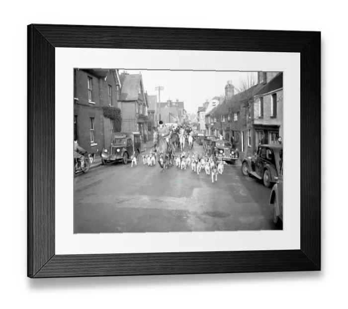 Framed Print : Large meet of the Old Surrey and Burstow Hunt at Edenbridge, Kent. They were moving Framed Print : Large meet of the Old Surrey and Burstow Hunt at Edenbridge, Kent. They were moving