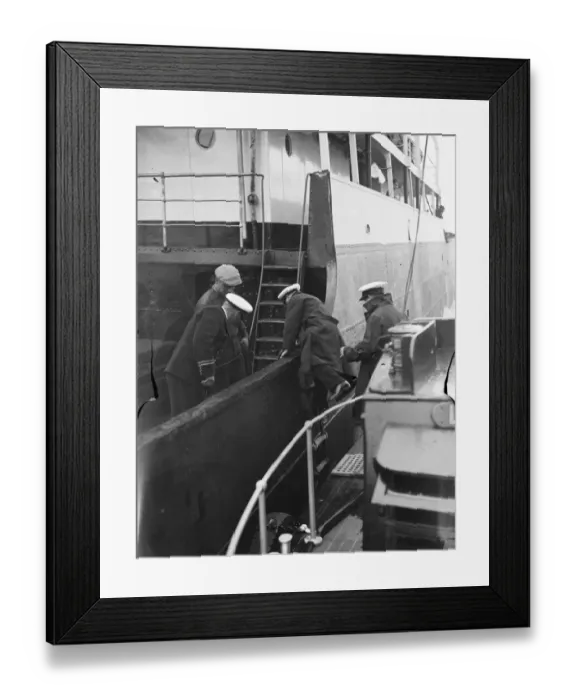 Framed Print : Thames pilots at Gravesend, Kent, who help ships navigate through the congested