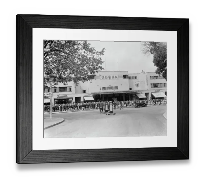 Framed Print : School children are treated to a film at the Odeon cinema in Sidcup, Kent Framed Print : School children are treated to a film at the Odeon cinema in Sidcup, Kent