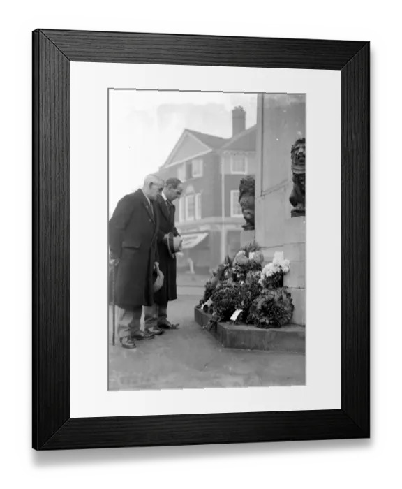 Framed Print : Old soldiers pay their respects at a memorial in Orpington, Kent. 1934 Framed Print : Old soldiers pay their respects at a memorial in Orpington, Kent. 1934