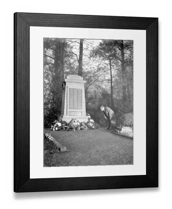 Framed Print : Armistice Day in the fog at Sidcup, Kent. Memorial flashed. 11 November 1934