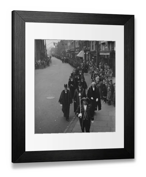 Framed Print : Armistice Memorial Service in Dartford, Kent. The Mayor of Dartford W A Ward